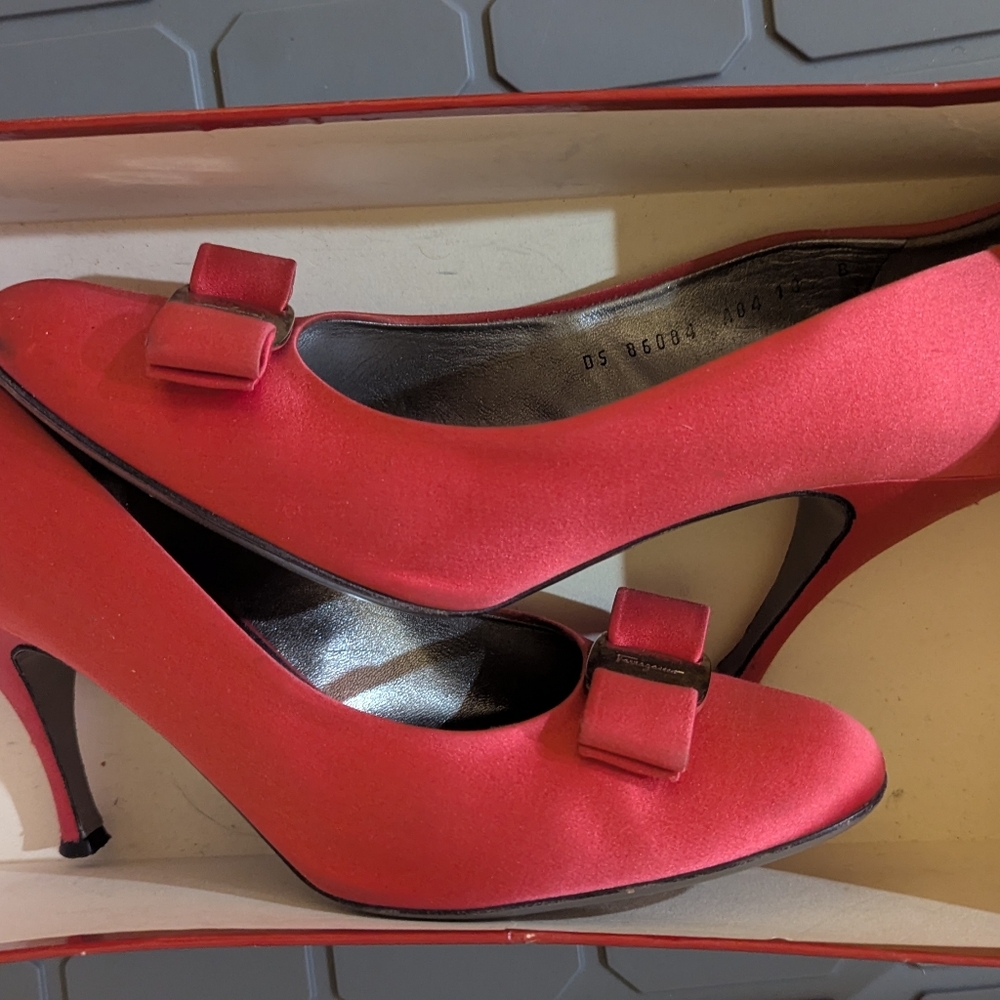 Salvatore Ferragamo Red Satin Vara Bow Pumps – Size 7.5 AA (Narrow)